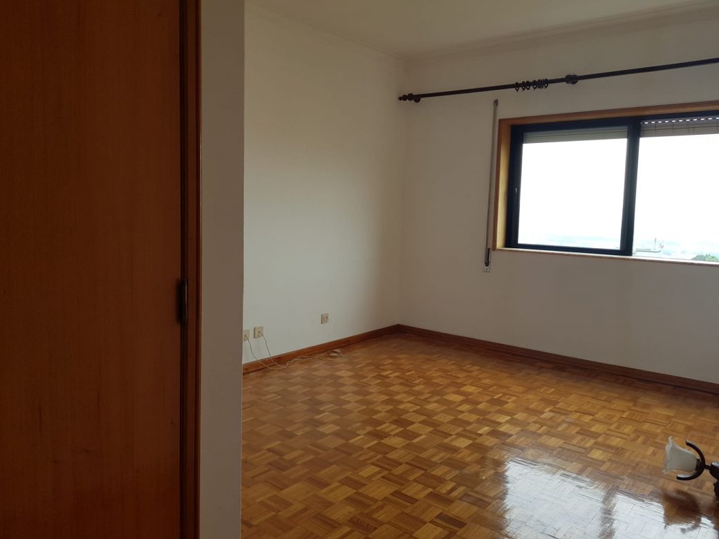 Excelente-Apartamento-T3-Perto-do-Centro-Historico-Quarto-com-armarios-embutidos