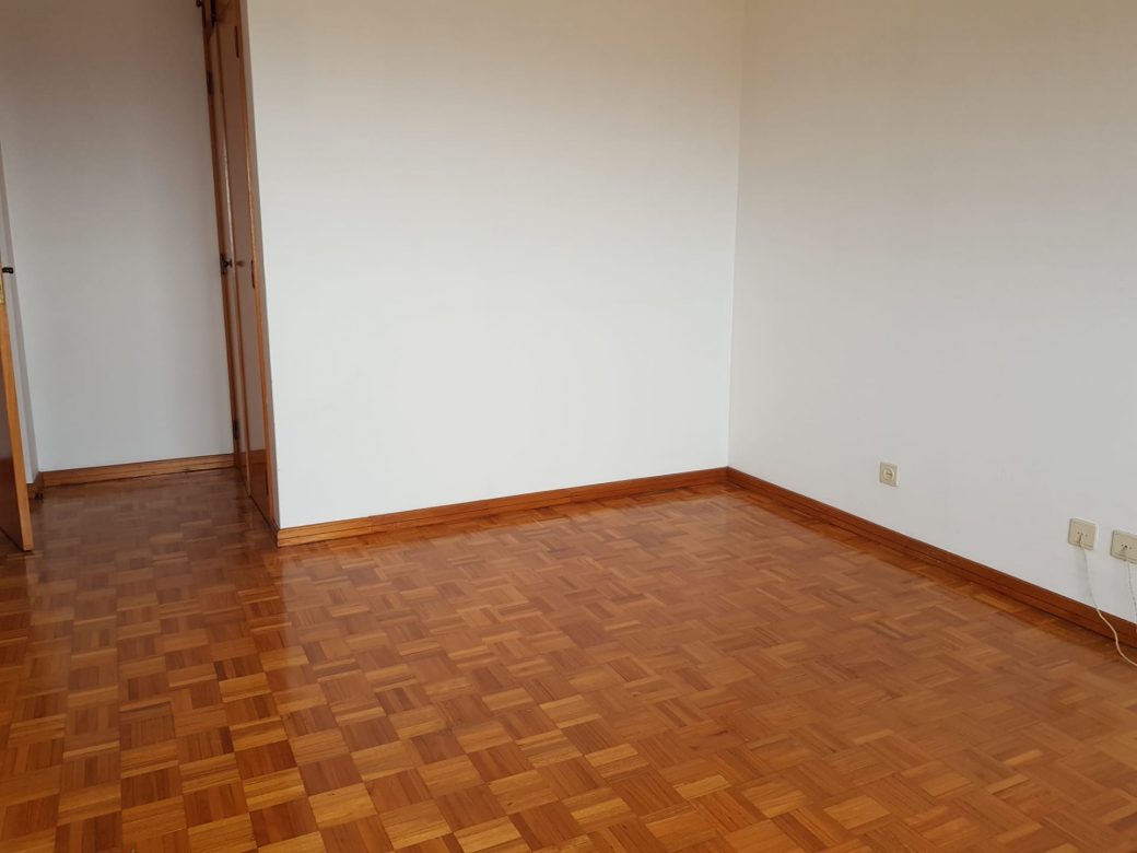 Excelente-Apartamento-T3-Perto-do-Centro-Historico-Quarto-parquet