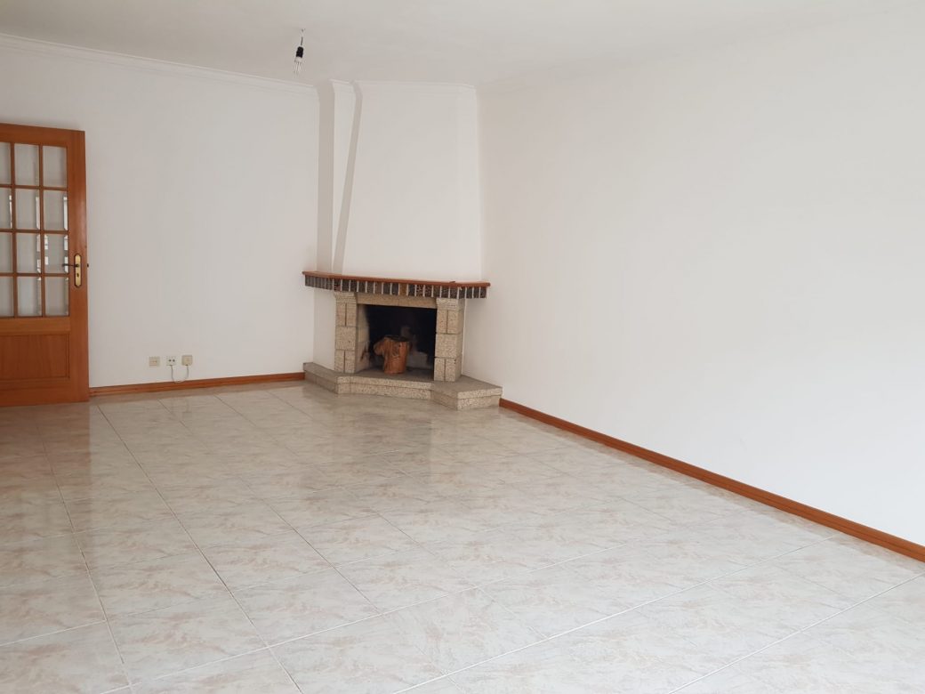 Excelente-Apartamento-T3-Perto-do-Centro-Historico-Sala-com-lareira