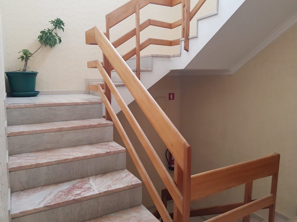 Excelente-Apartamento-T3-Perto-do-Centro-Historico-escadas-do-predio
