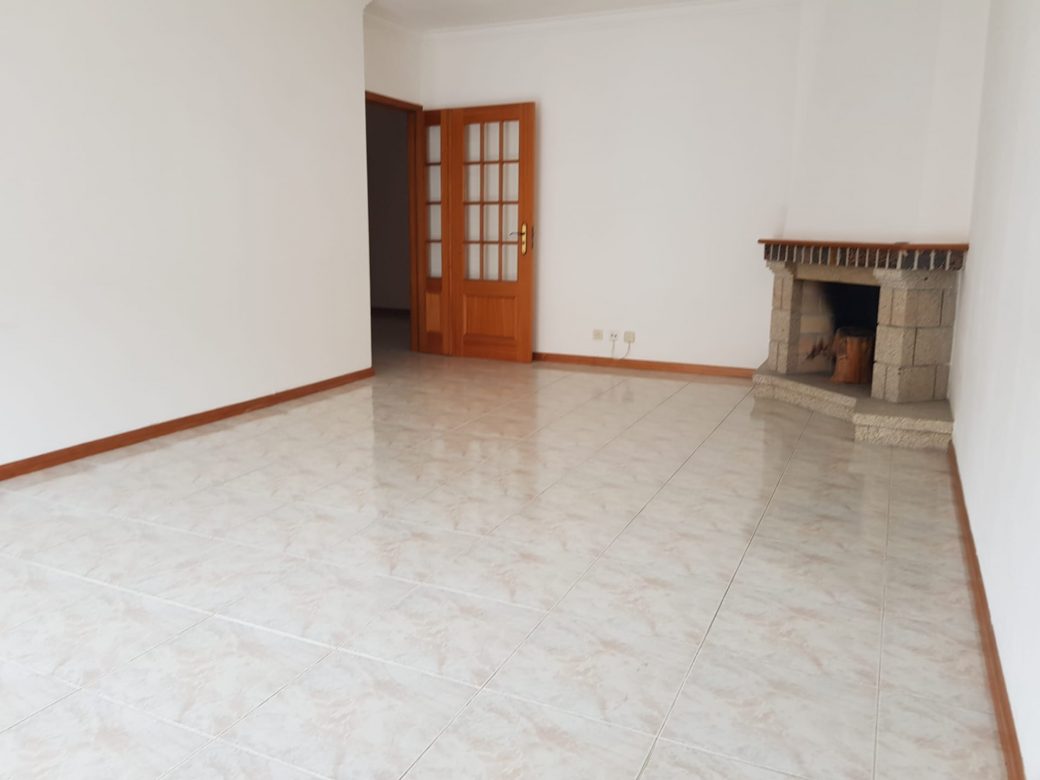 Excelente-Apartamento-T3-Perto-do-Centro-Historico-sala-lareira