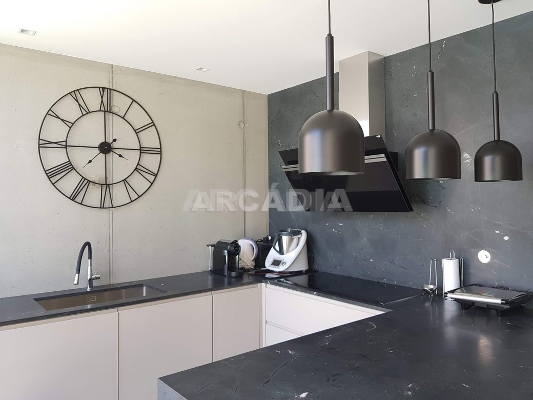 Moradia-Terrea-V4-em-Braga-Arcadia-Imobiliaria-cozinha-balcao-candeeiros
