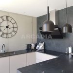 Moradia-Terrea-V4-em-Braga-Arcadia-Imobiliaria-cozinha-balcao-candeeiros