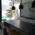 Moradia-Terrea-V4-em-Braga-Arcadia-Imobiliaria-cozinha-balcao-vista-exterior-piscina