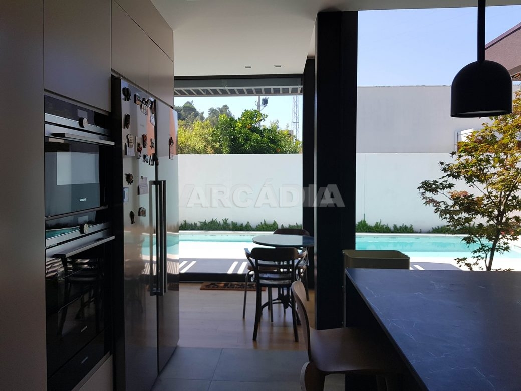 Moradia-Terrea-V4-em-Braga-Arcadia-Imobiliaria-cozinha-entrada-vista-piscina