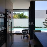 Moradia-Terrea-V4-em-Braga-Arcadia-Imobiliaria-cozinha-entrada-vista-piscina