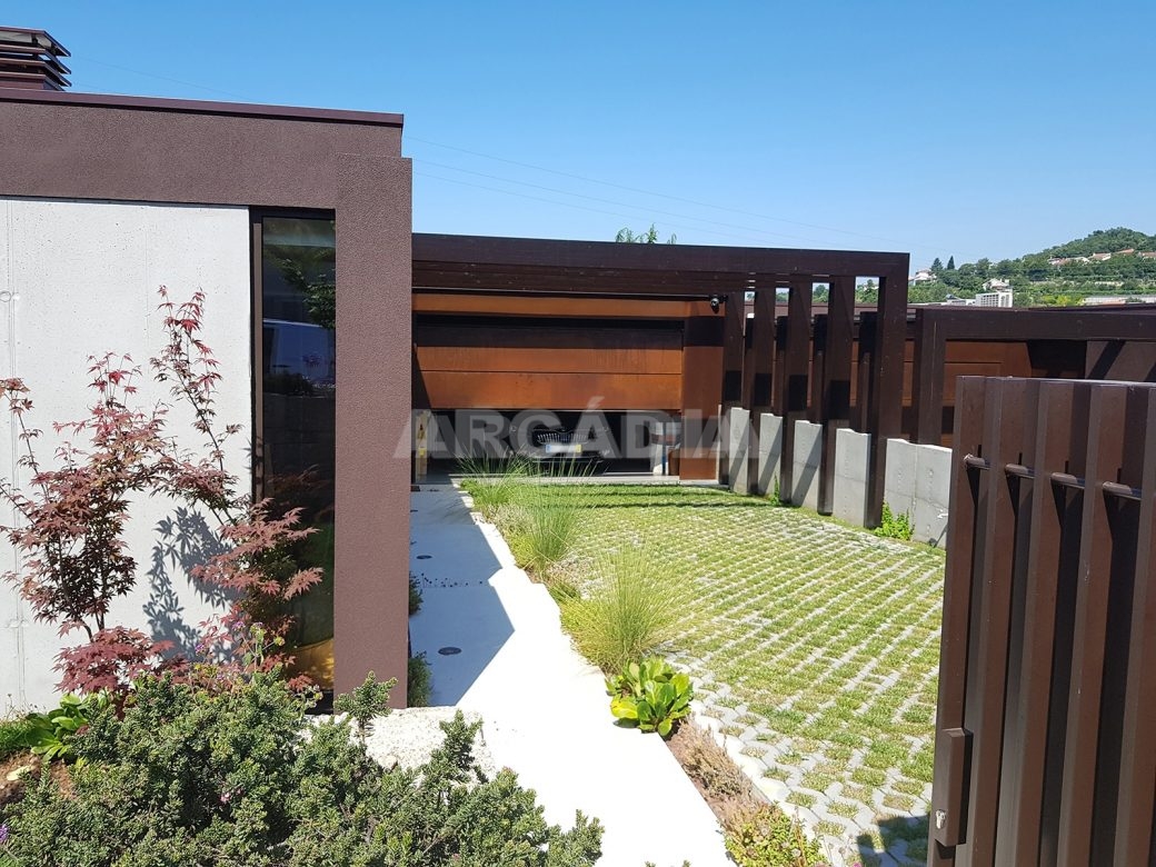 Moradia-Terrea-V4-em-Braga-Arcadia-Imobiliaria-exterior-entrada-com-flores-blur