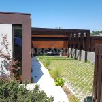 Moradia-Terrea-V4-em-Braga-Arcadia-Imobiliaria-exterior-entrada-com-flores-blur