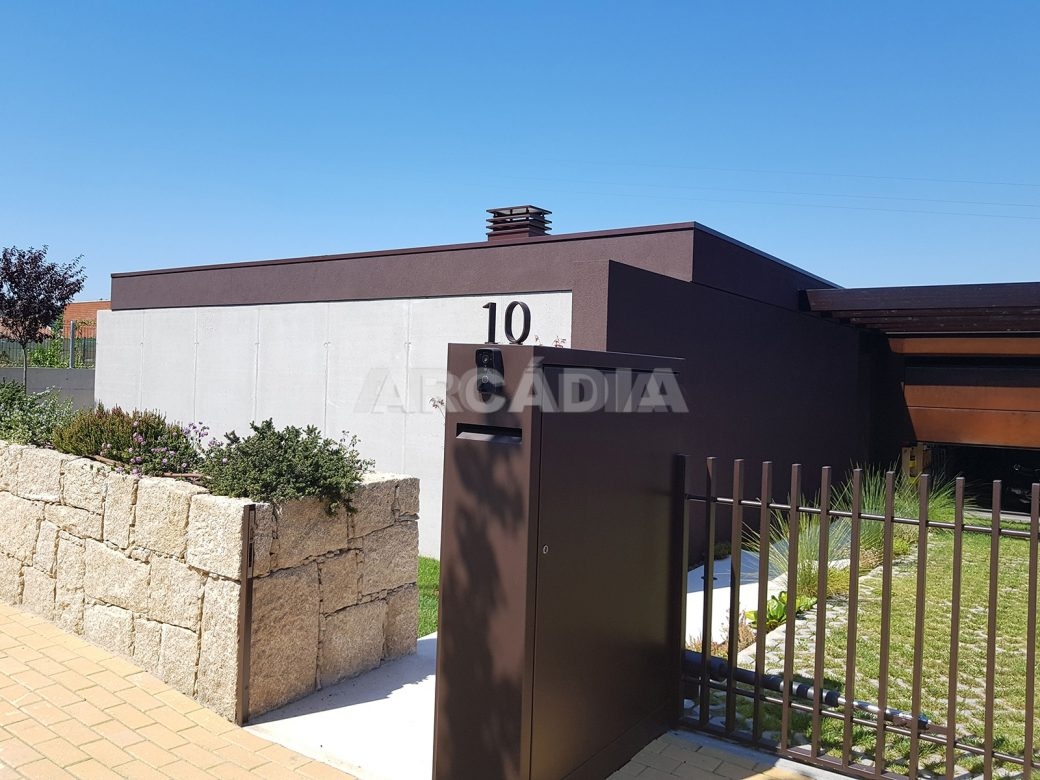 Moradia-Terrea-V4-em-Braga-Arcadia-Imobiliaria-exterior-entrada-da-casa