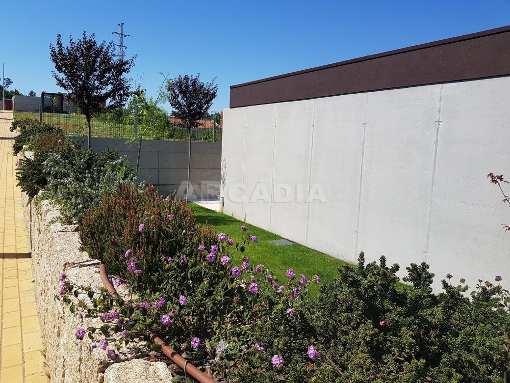 Moradia-Terrea-V4-em-Braga-Arcadia-Imobiliaria-exterior-flores-entrada