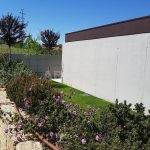 Moradia-Terrea-V4-em-Braga-Arcadia-Imobiliaria-exterior-flores-entrada