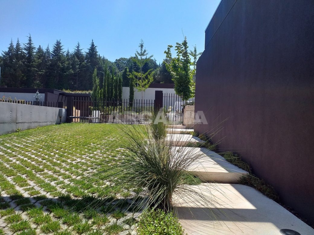 Moradia-Terrea-V4-em-Braga-Arcadia-Imobiliaria-exterior-garagem-para-entrada