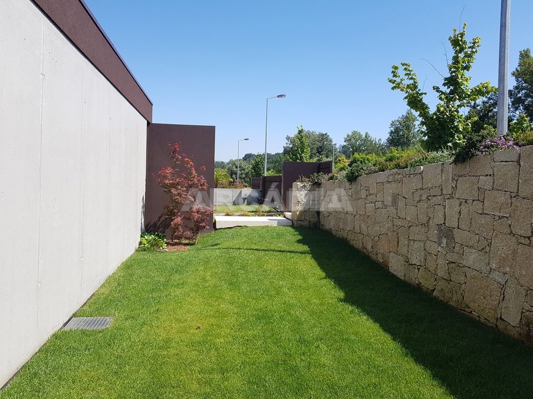 Moradia-Terrea-V4-em-Braga-Arcadia-Imobiliaria-exterior-jardim-da-frente