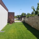 Moradia-Terrea-V4-em-Braga-Arcadia-Imobiliaria-exterior-jardim-da-frente