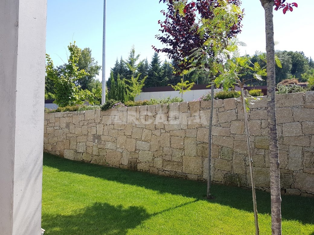 Moradia-Terrea-V4-em-Braga-Arcadia-Imobiliaria-exterior-jardim-muro-em-pedra