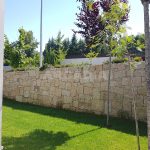 Moradia-Terrea-V4-em-Braga-Arcadia-Imobiliaria-exterior-jardim-muro-em-pedra