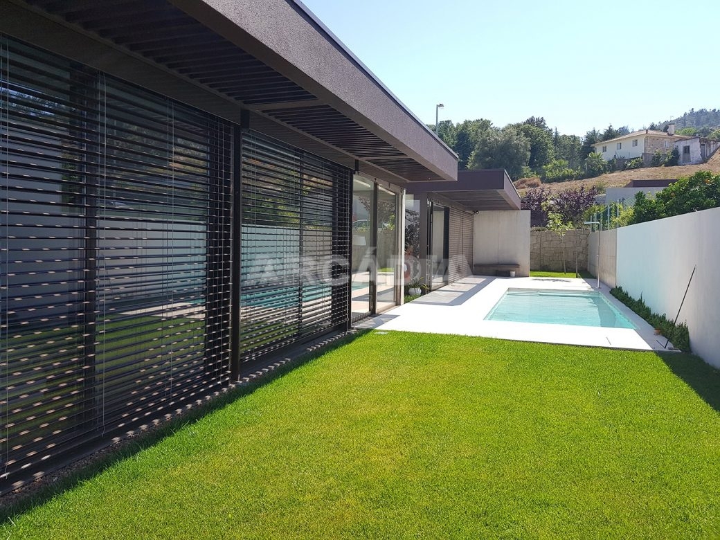 Moradia-Terrea-V4-em-Braga-Arcadia-Imobiliaria-exterior-jardim-piscina-casa