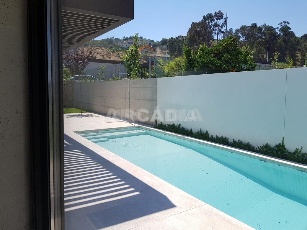 Moradia-Terrea-V4-em-Braga-Arcadia-Imobiliaria-exterior-piscina