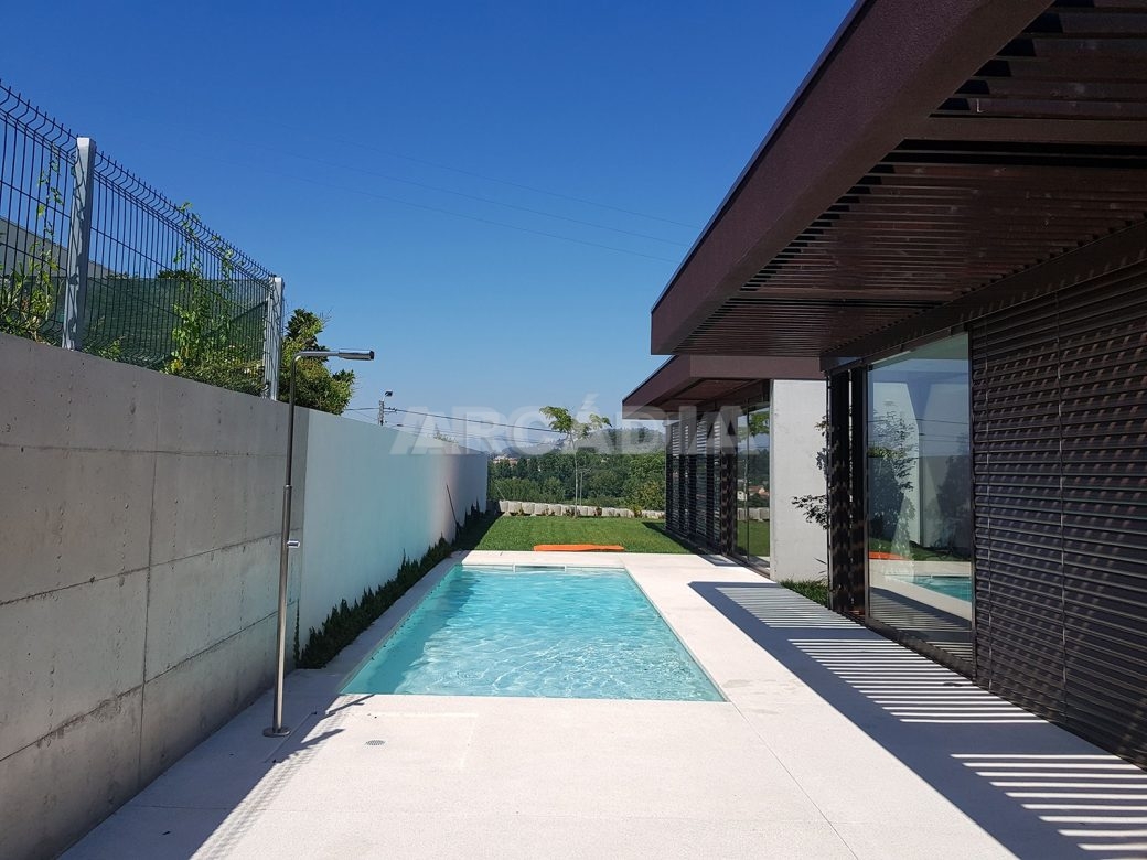 Moradia-Terrea-V4-em-Braga-Arcadia-Imobiliaria-exterior-piscina-casa-jardim