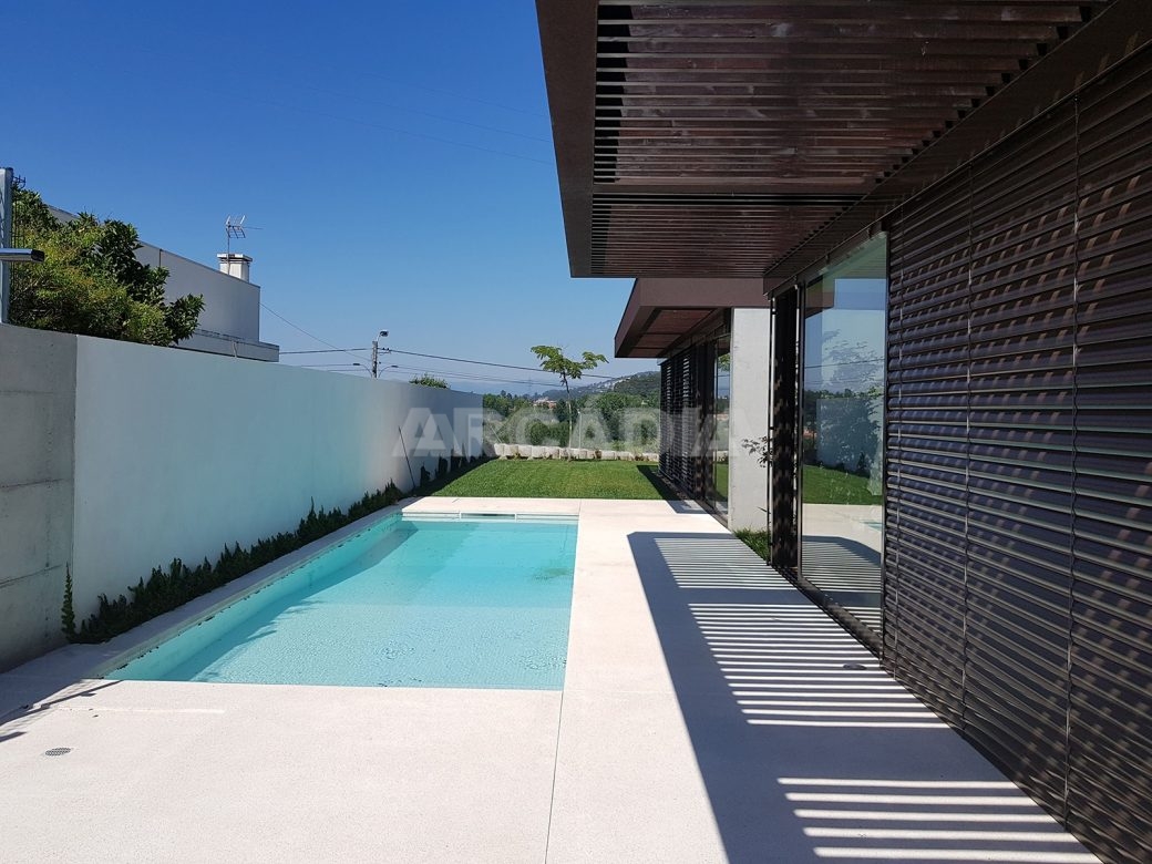 Moradia-Terrea-V4-em-Braga-Arcadia-Imobiliaria-exterior-piscina-jardim