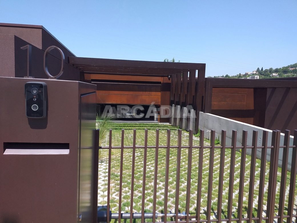 Moradia-Terrea-V4-em-Braga-Arcadia-Imobiliaria-exterior-portao-entrada-garagem-blur