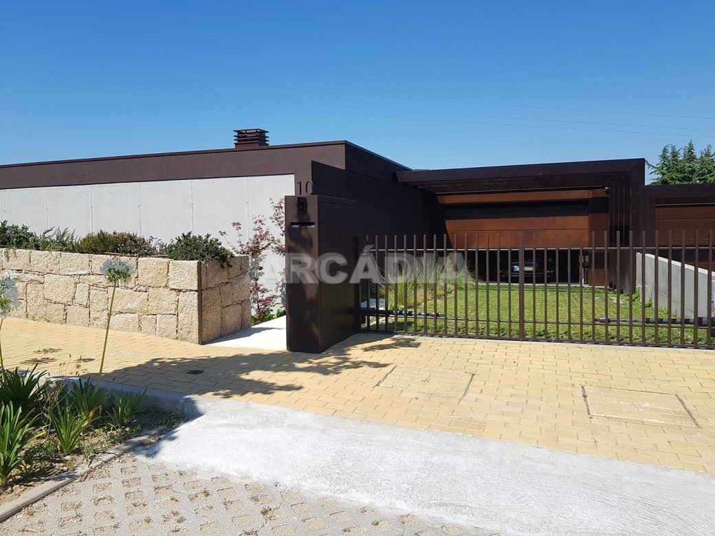 Moradia-Terrea-V4-em-Braga-Arcadia-Imobiliaria-exterior-vista-geral-blur