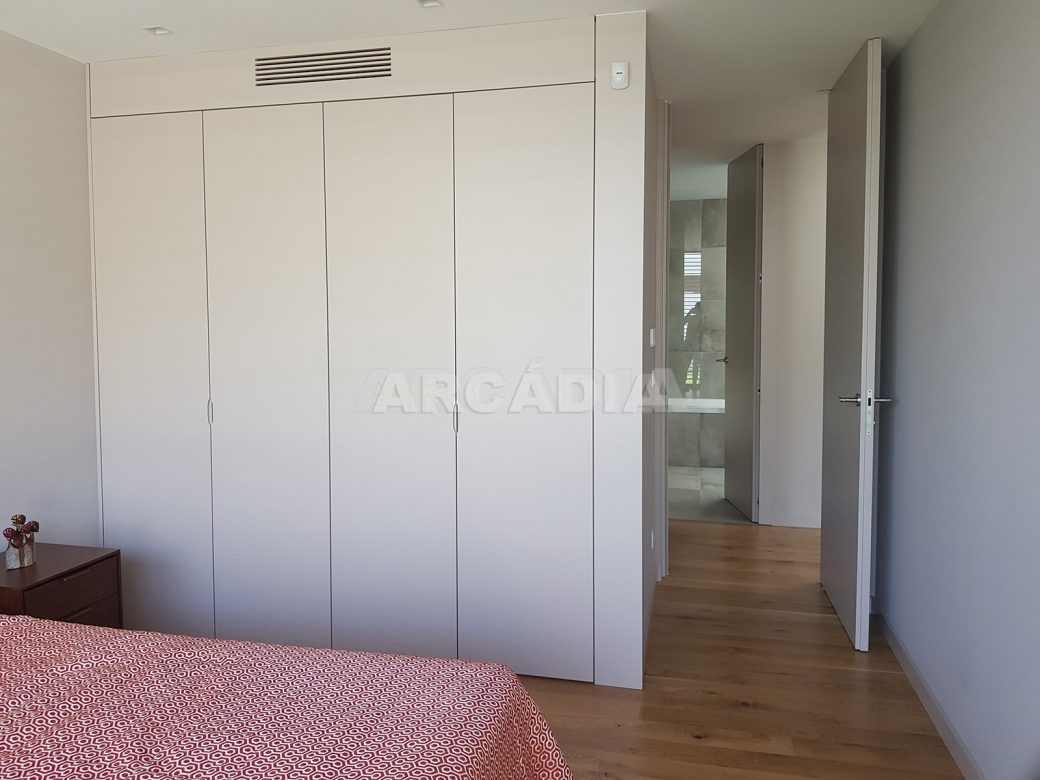 Moradia-Terrea-V4-em-Braga-Arcadia-Imobiliaria-quarto-armarios-embutidos