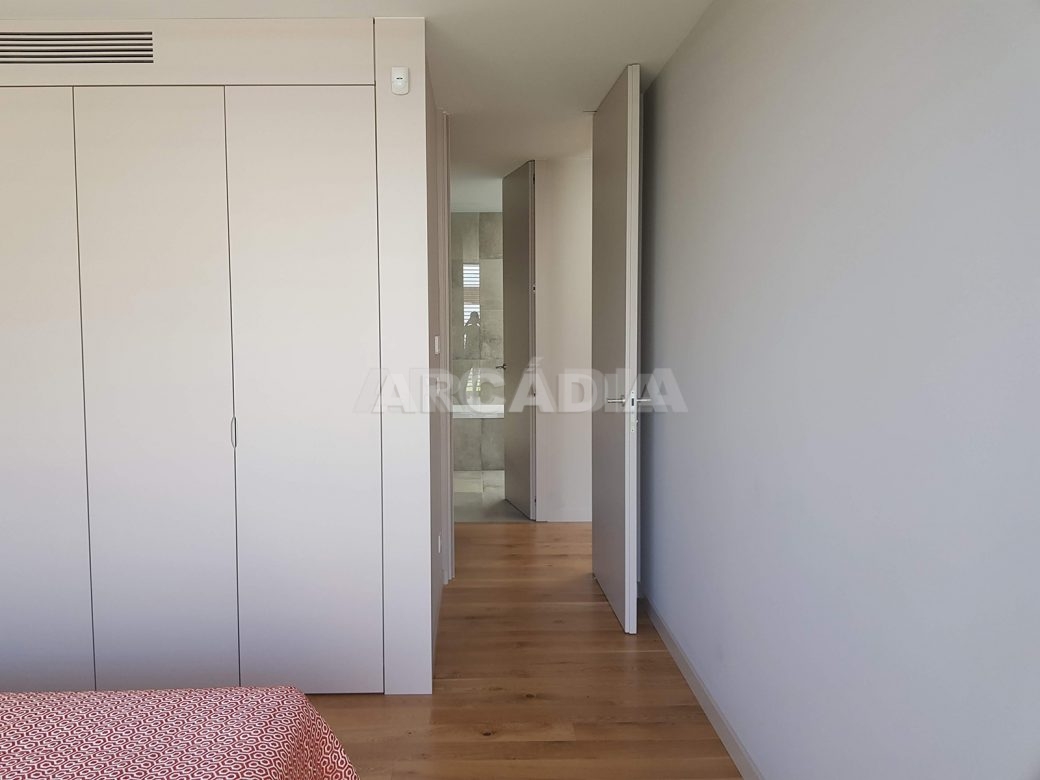 Moradia-Terrea-V4-em-Braga-Arcadia-Imobiliaria-quarto-entrada