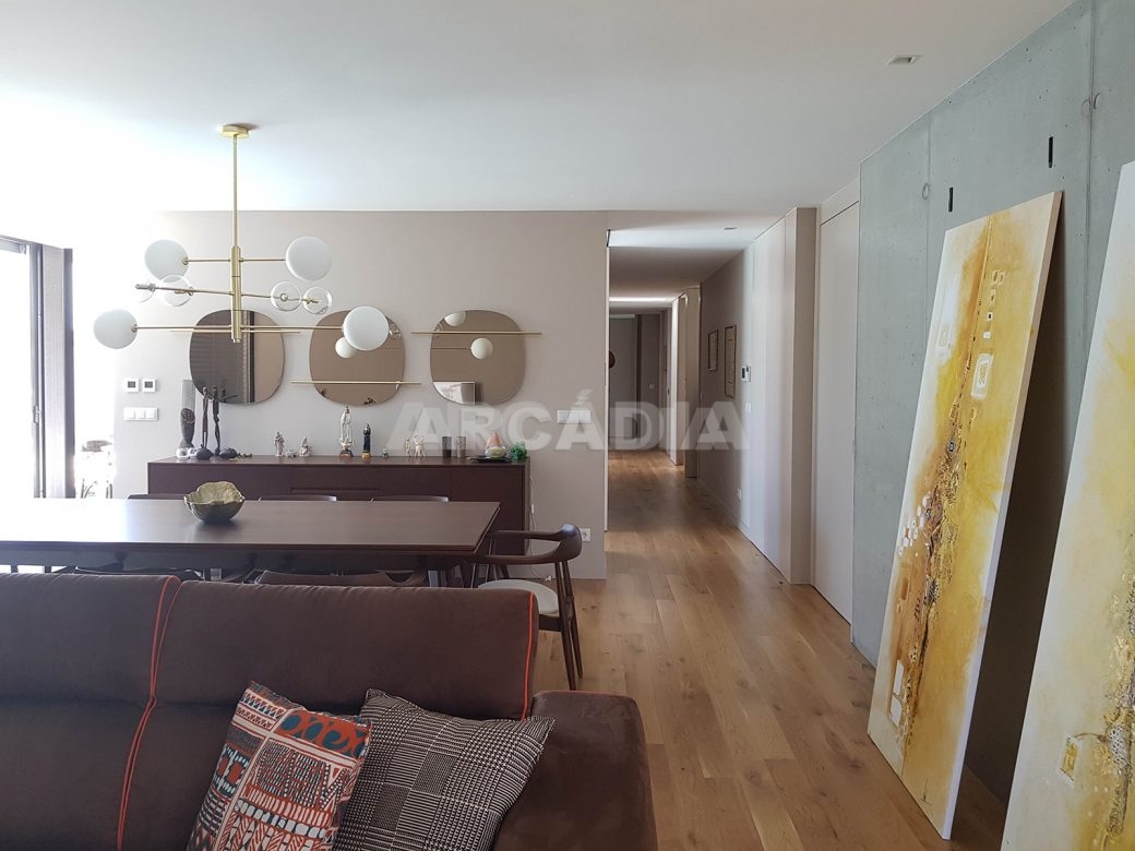 Moradia-Terrea-V4-em-Braga-Arcadia-Imobiliaria-sala-corredor-acesso-quartos