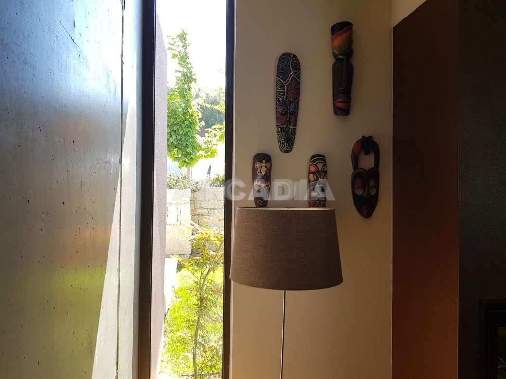 Moradia-Terrea-V4-em-Braga-Arcadia-Imobiliaria-sala-janela-entrada-de-luz