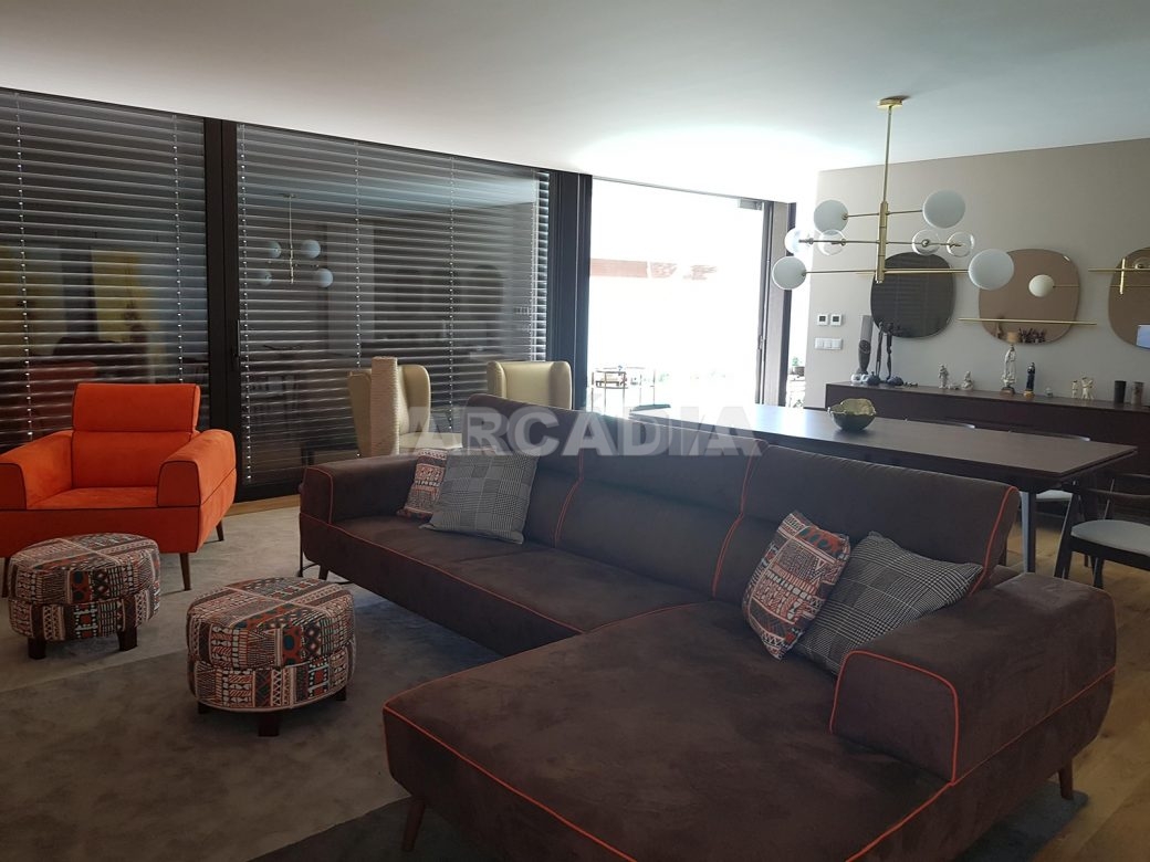 Moradia-Terrea-V4-em-Braga-Arcadia-Imobiliaria-sala-luz-natural