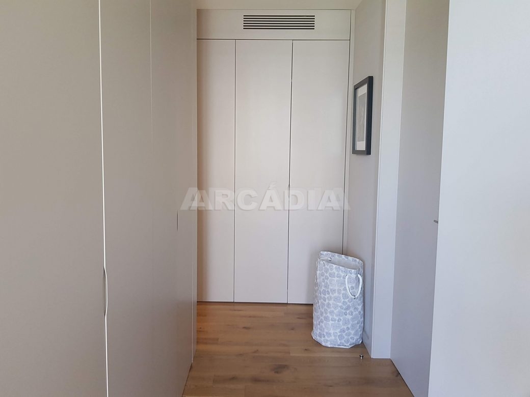 Moradia-Terrea-V4-em-Braga-Arcadia-Imobiliaria-suite-grande-armarios-embutidos