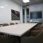2-pessoas_Escritorio-No-Centro-da-Cidade-com-servicos-incluidos-Sala-Reunioes-Cavado