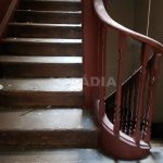 Predio-Para-Restauro-no-Centro-da-Cidade-de-Braga-escadas-para-2-andar
