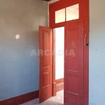Predio-Para-Restauro-no-Centro-da-Cidade-de-Braga-sala-de-estar-3-andar-porta