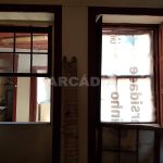 Predio-Para-Restauro-no-Centro-da-Cidade-de-Braga-sala-de-estar-e-andar-janelas