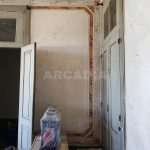 Predio-Para-Restauro-no-Centro-da-Cidade-de-Braga-sala-principal-1-andar-detalhe-parede