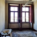 Predio-Para-Restauro-no-Centro-da-Cidade-de-Braga-sala-principal-2-andar-janelas