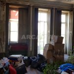 Predio-Para-Restauro-no-Centro-da-Cidade-de-Braga-sala-principal-primeiro-andar-janelas-e-varanda-para-exterior