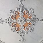 Predio-Para-Restauro-no-Centro-da-Cidade-de-Braga-teto-trabalhado-sala-principal-1-andar