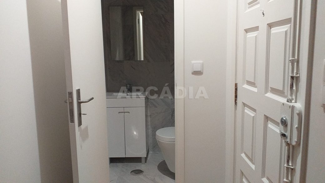 T2-Para-Arrendar-ao-Lado-da-Se-1-porta-entrada-wc-servico