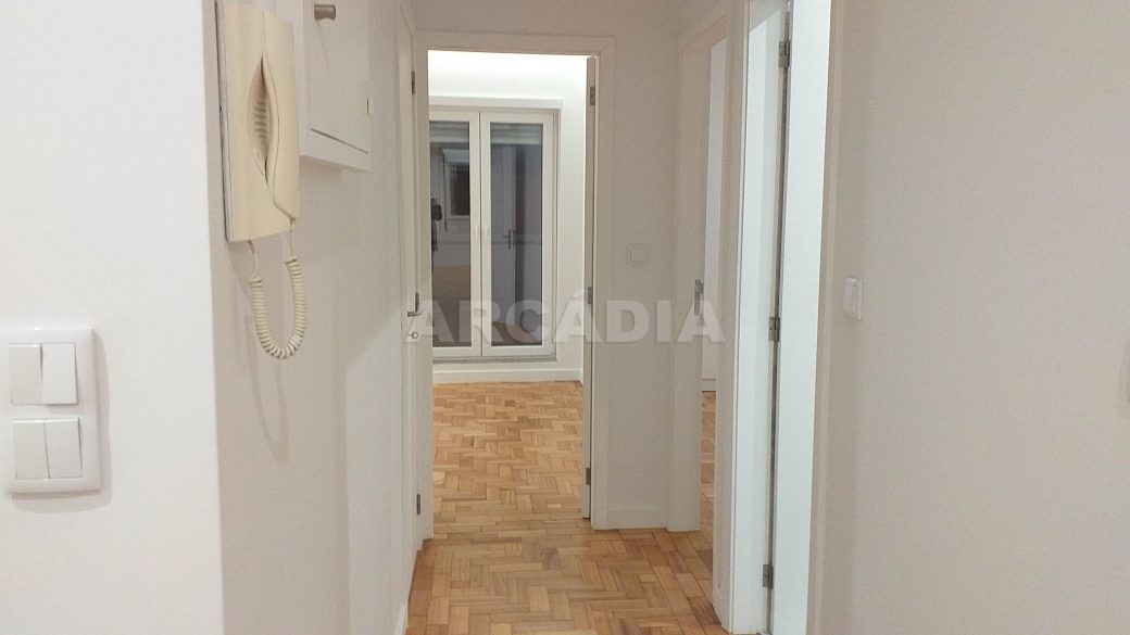 T2-Para-Arrendar-ao-Lado-da-Se-14-corredor-para-quartos