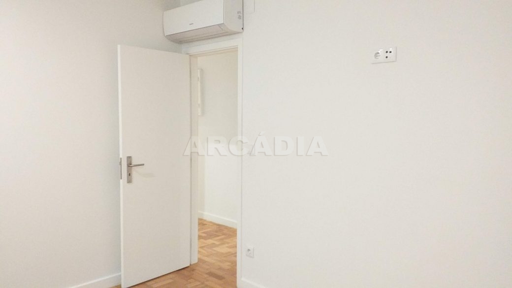 T2-Para-Arrendar-ao-Lado-da-Se-15-quarto-1