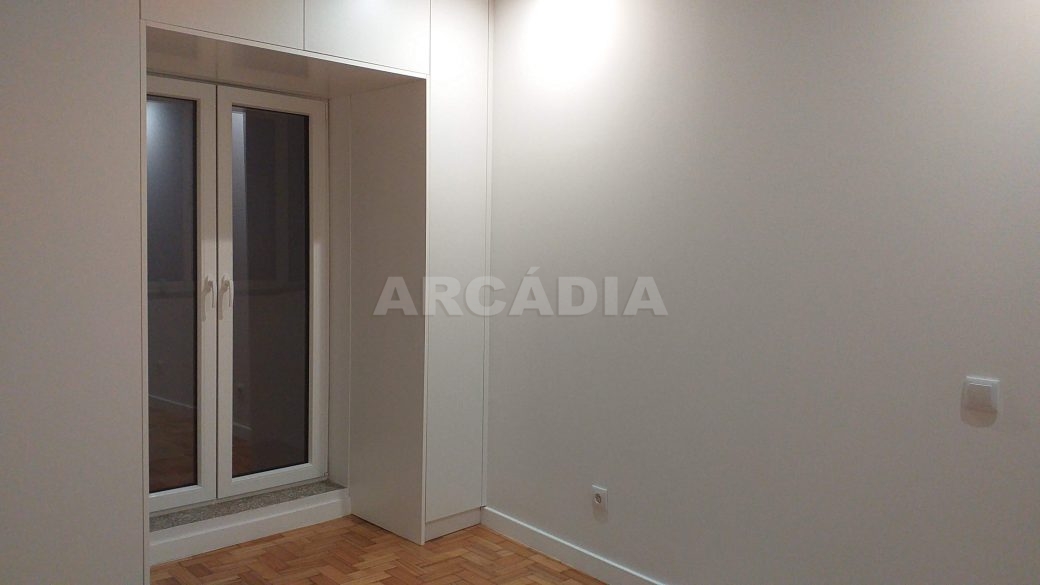 T2-Para-Arrendar-ao-Lado-da-Se-21-quarto-1