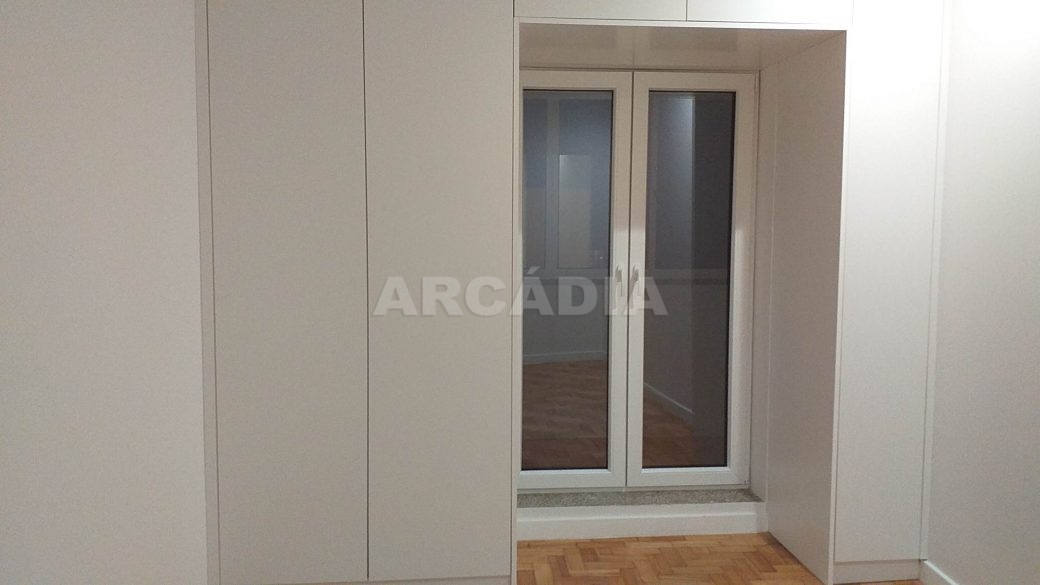 T2-Para-Arrendar-ao-Lado-da-Se-22-quarto-1