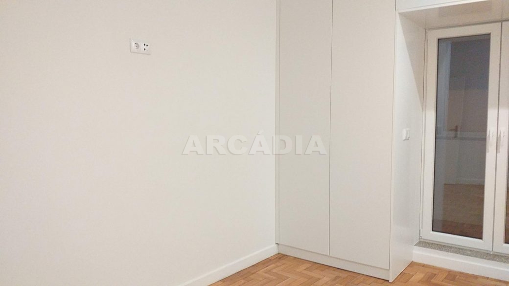 T2-Para-Arrendar-ao-Lado-da-Se-23-quarto-1