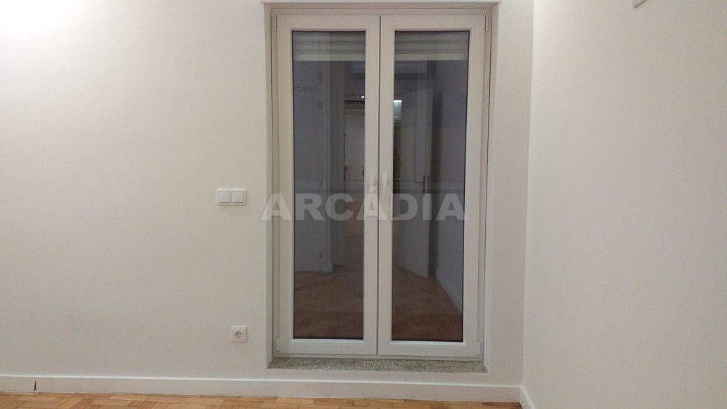 T2-Para-Arrendar-ao-Lado-da-Se-27-quarto-2