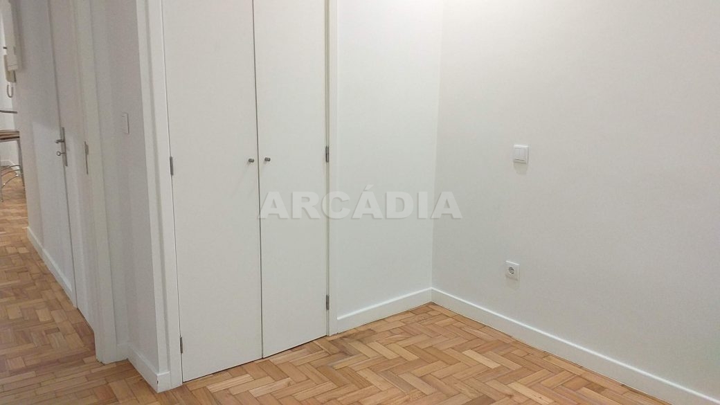 T2-Para-Arrendar-ao-Lado-da-Se-28-quarto-2