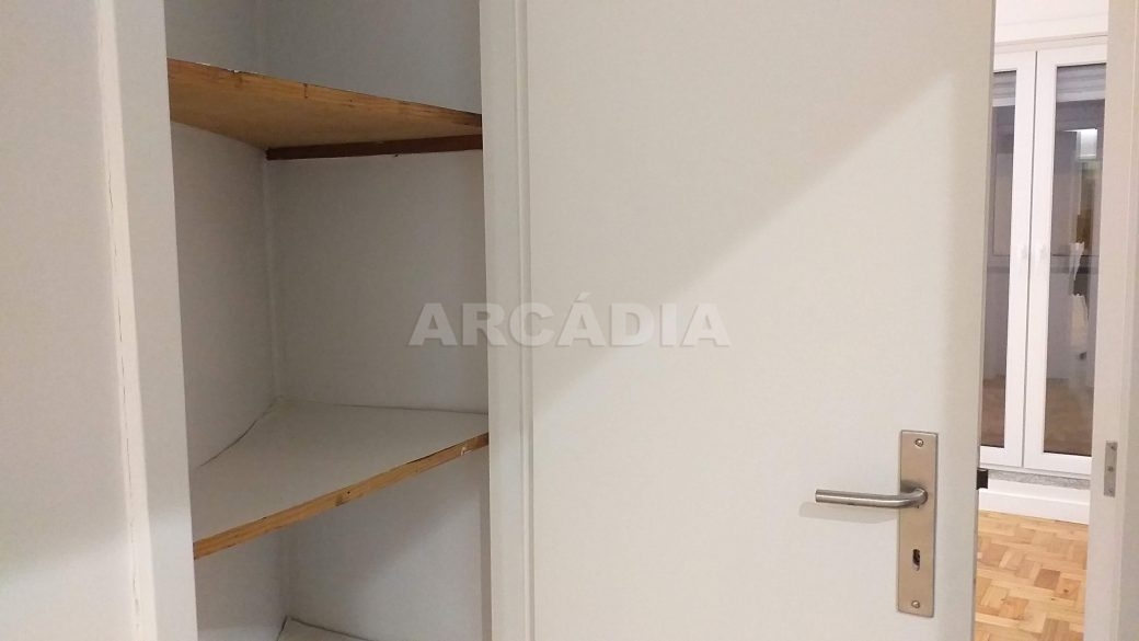 T2-Para-Arrendar-ao-Lado-da-Se-31-despensa