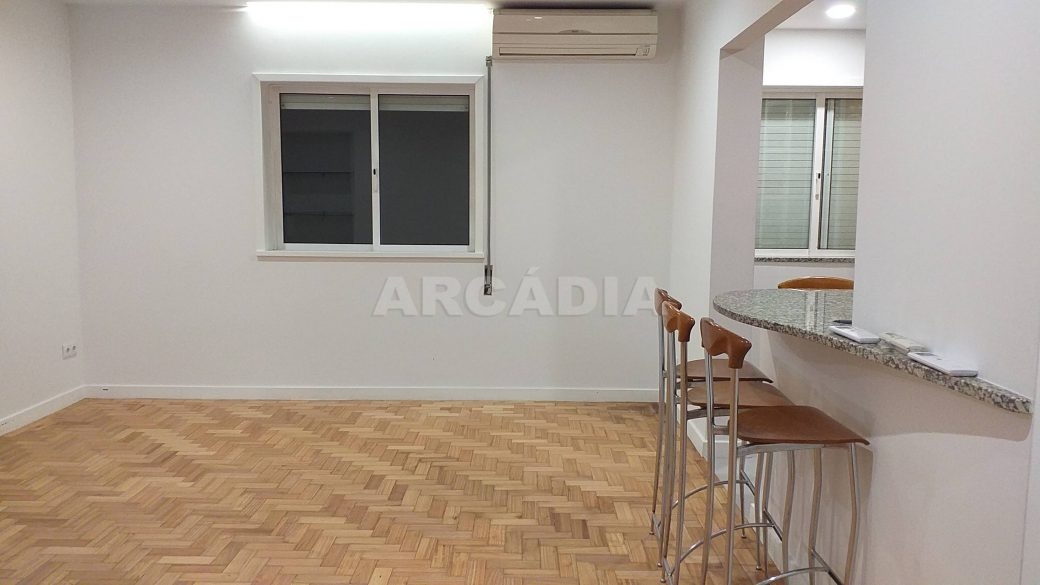 T2-Para-Arrendar-ao-Lado-da-Se-33-sala-cozinha